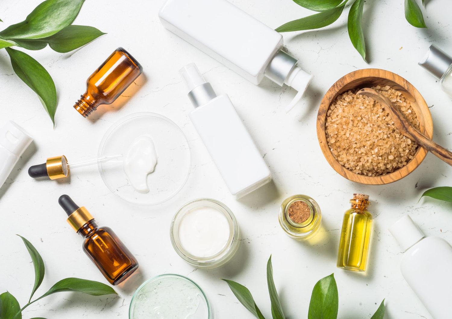 Foto met verschillende cosmetica ingrediënten en flesjes