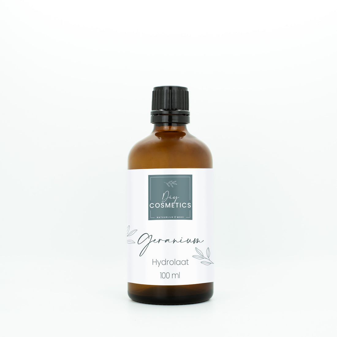 Amber kleurig glazen fles, van 100 ml met zwarte dop, gevuld met biologische Geranium hydrolaat.