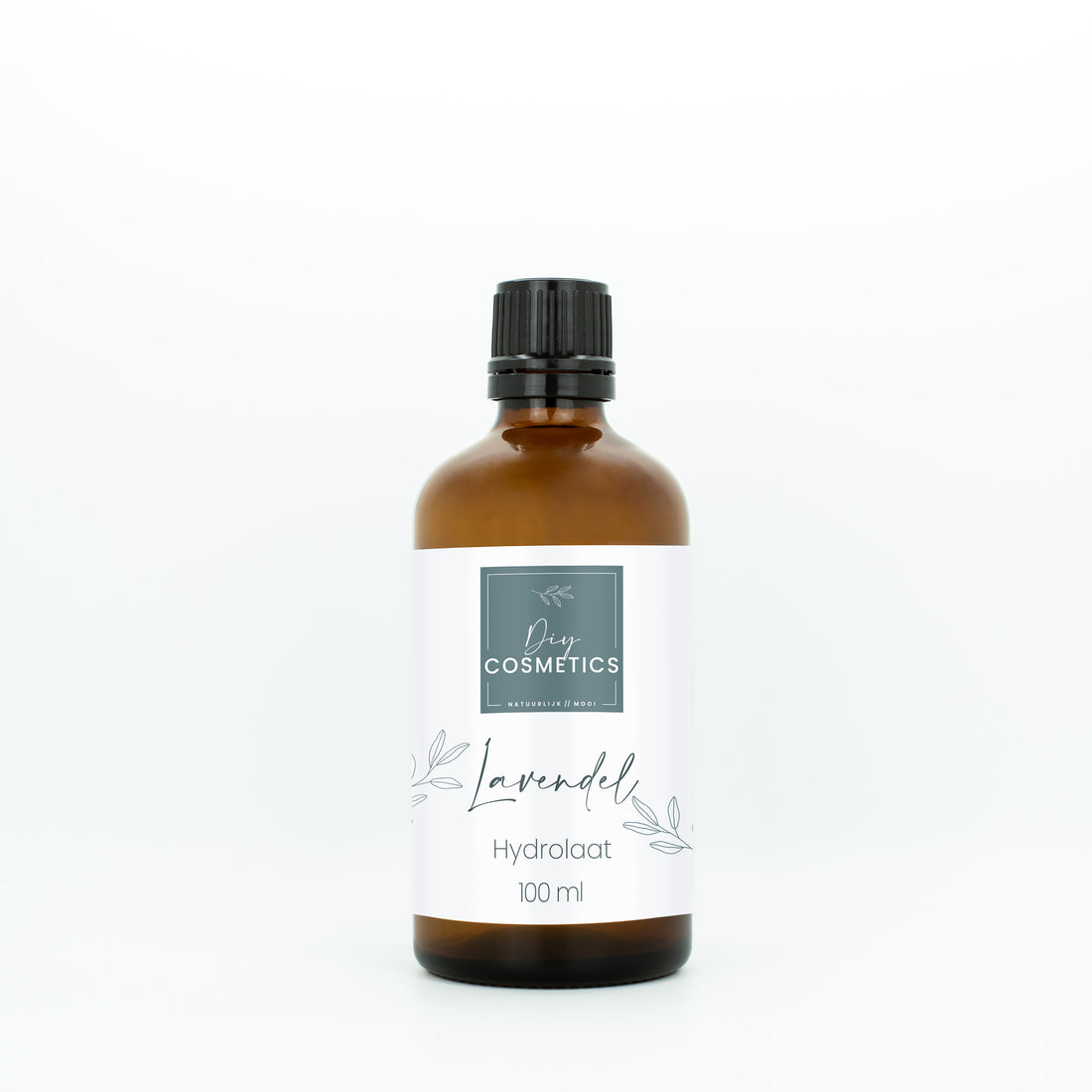 Amber kleurige glazen fles van 100 ml gevuld met biologische lavendel hydrolaat.