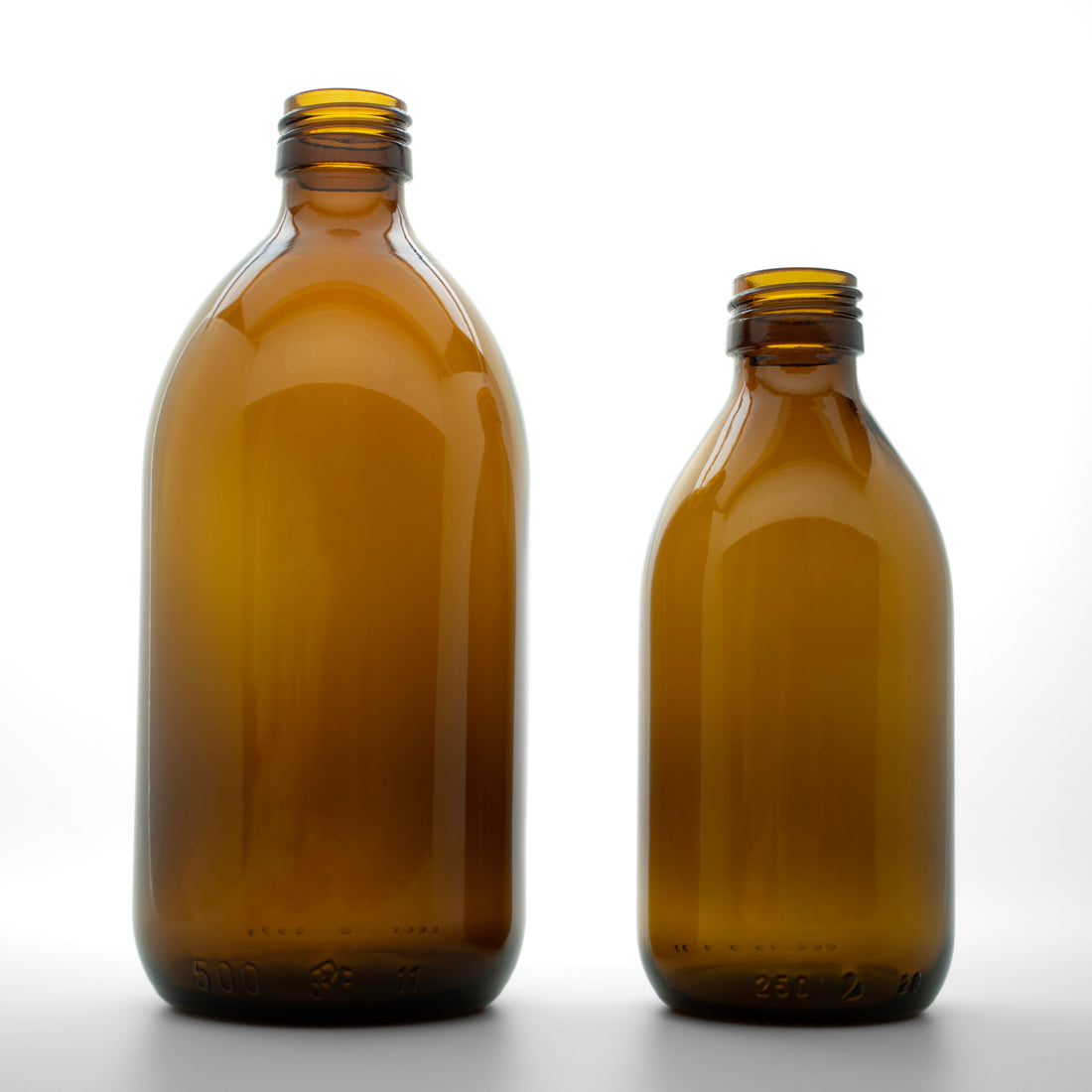 2 stuks amber glazen medicijn flessen van 250 en 500 ml, zonder dop.