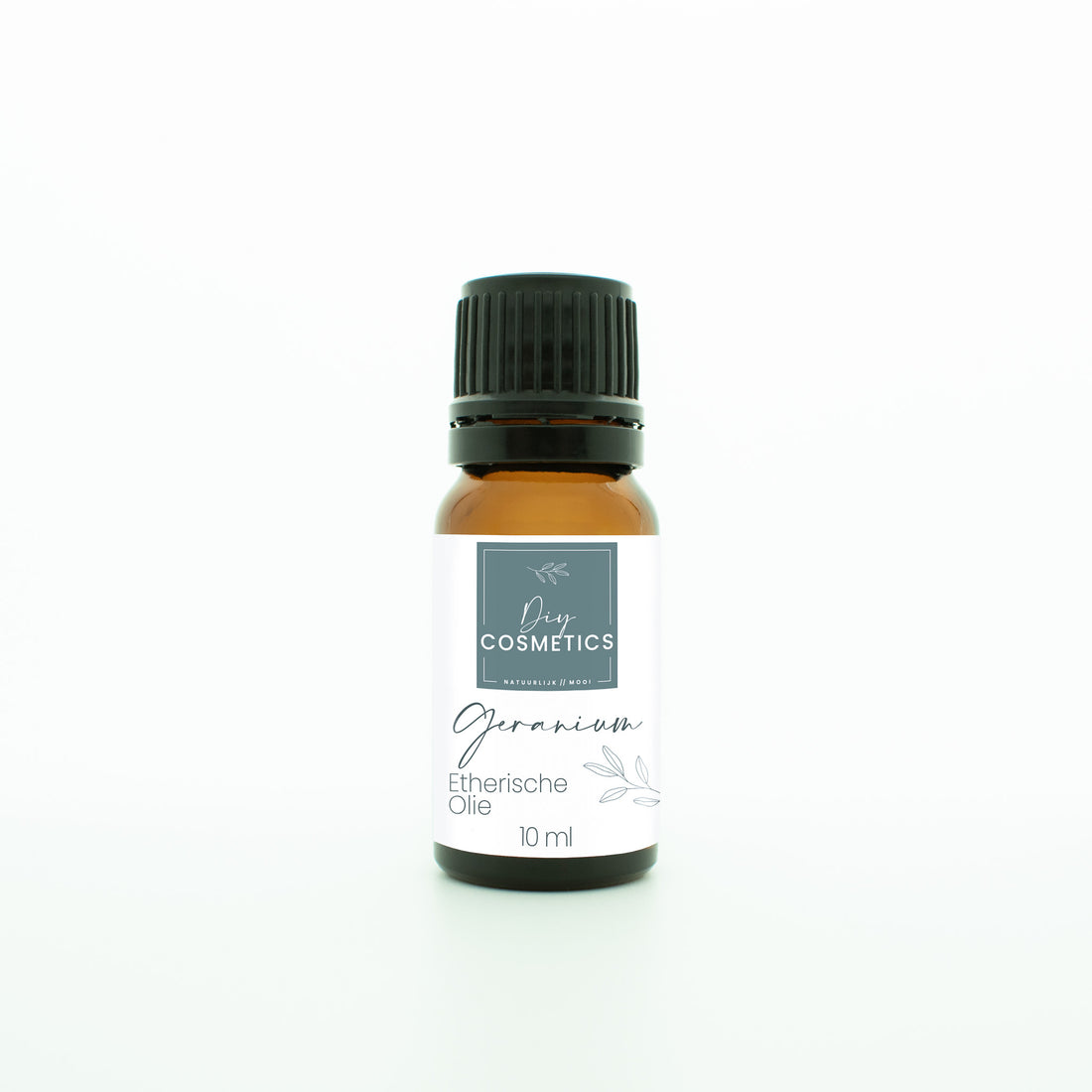 Amber kleurige glazen fles van 10 ml met zwarte dop,gevuld met biologische etherische Geranium olie.