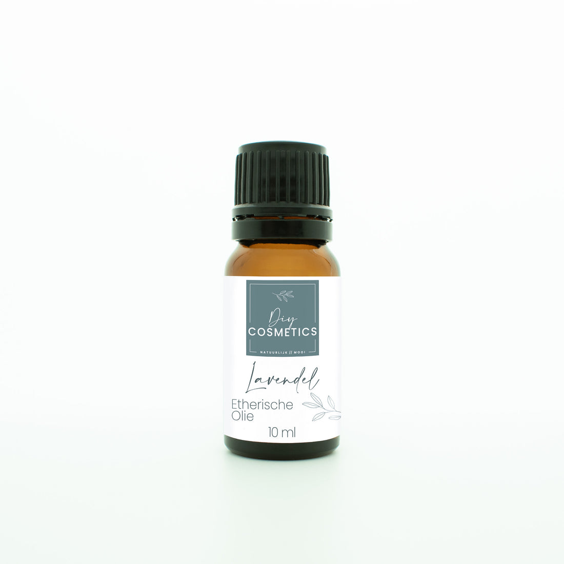 Amber kleurige glazen fles van 10 ml gevuld met biologische etherische lavendel olie