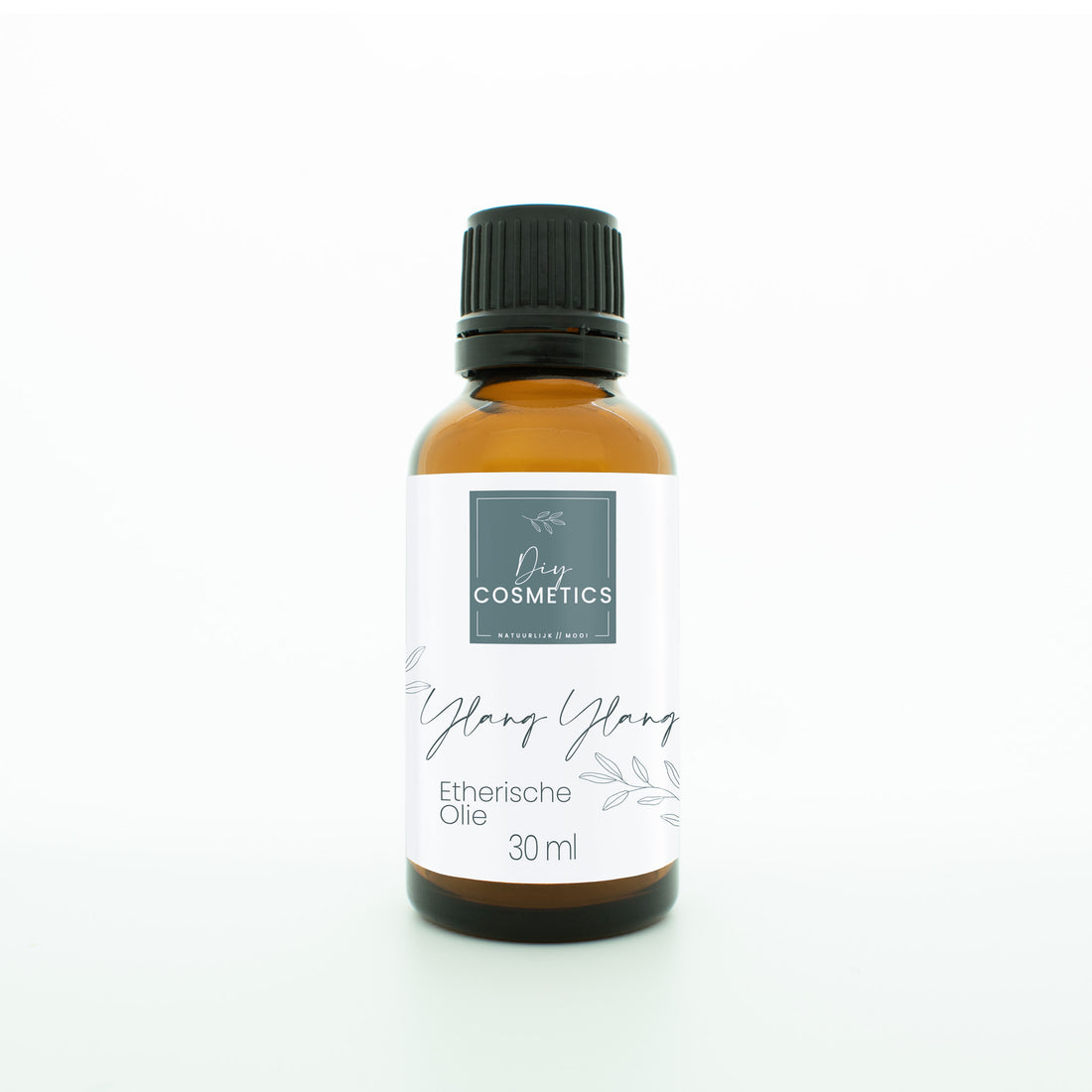 Amber kleurig glazen flesje van 30 ml met zwarte dop. Gevuld met biologische Ylang-Ylang etherische olie.