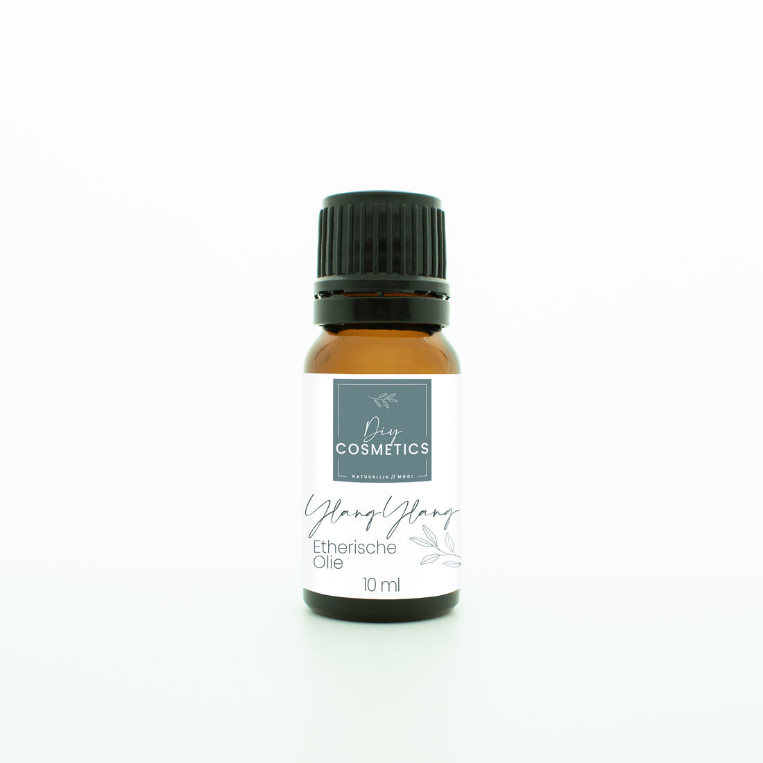 Amber kleurig glazen flesje van 10 ml met zwarte dop. Gevuld met biologische Ylang-Ylang etherische olie.