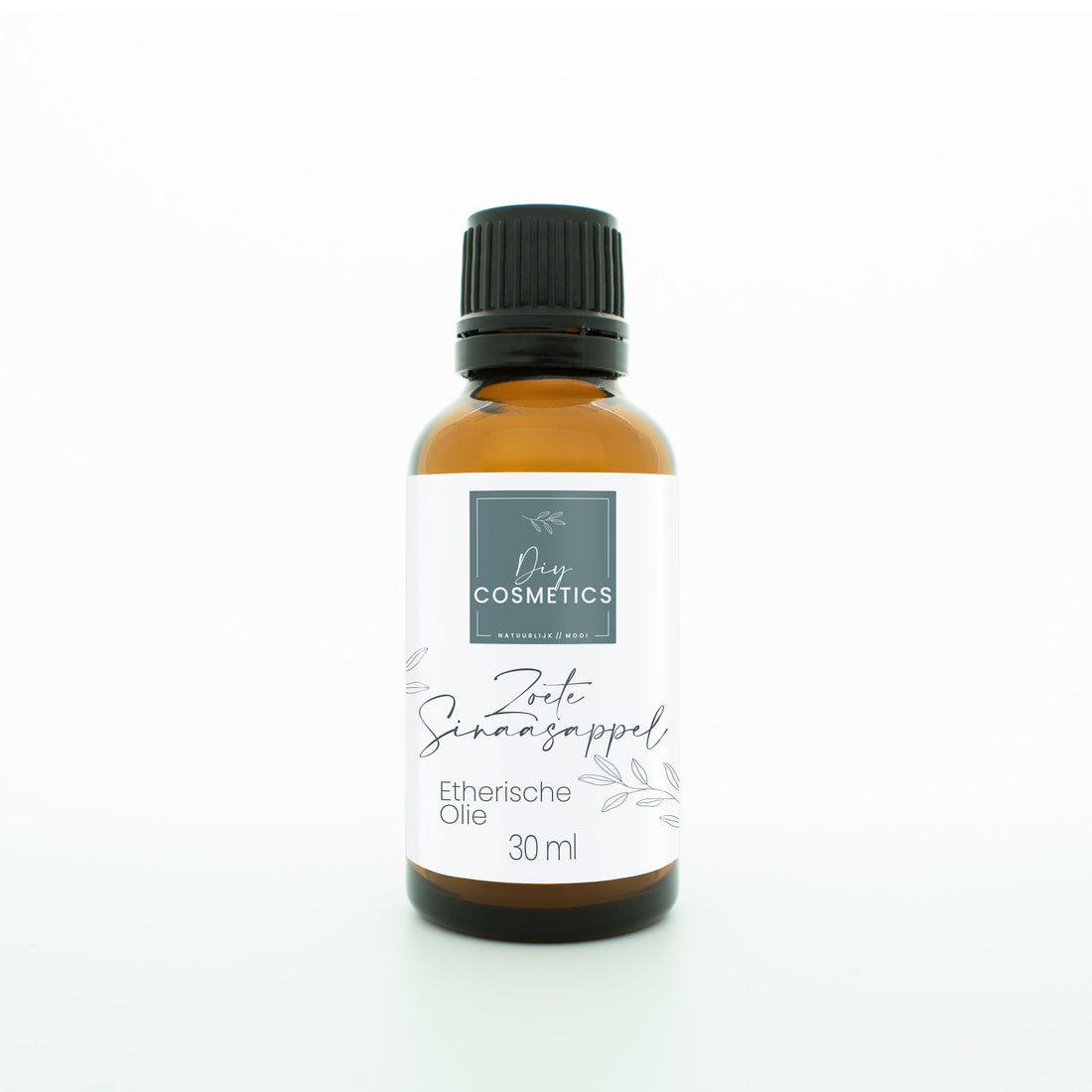 Amber kleurige glazen fles van 30 ml gevuld met biologische etherische zoete sinaasappel olie.